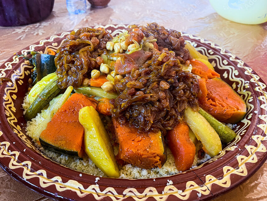 Le Couscous : Un Plat Traditionnel qui Célèbre l'Hospitalité et la Culture Berbère Marocaine