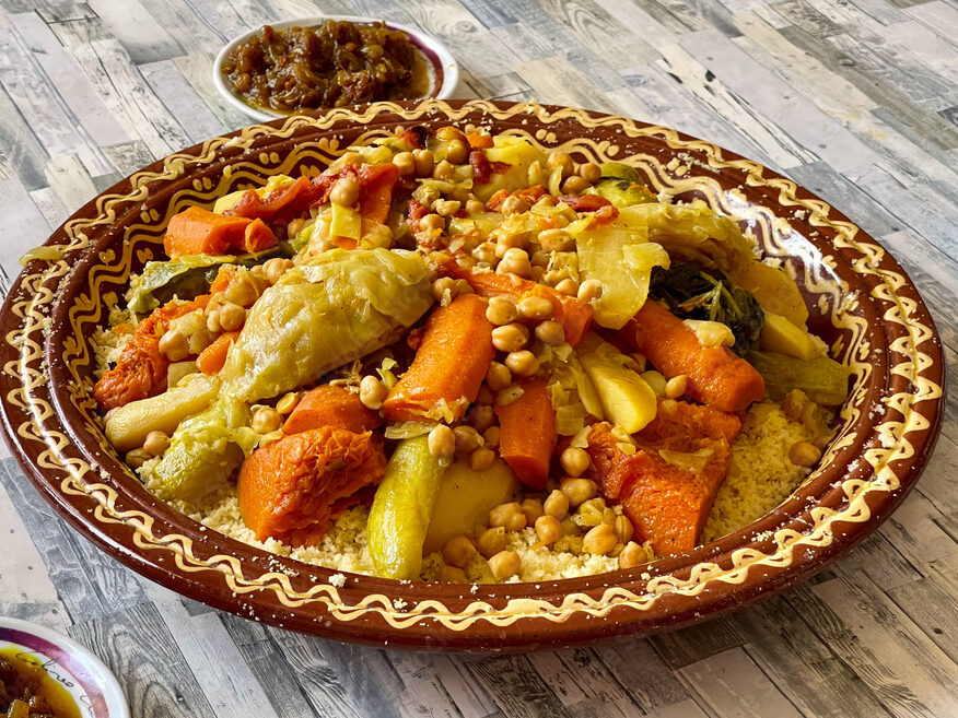 Le Couscous : Un Plat Traditionnel qui Célèbre l'Hospitalité et la Culture Berbère Marocaine